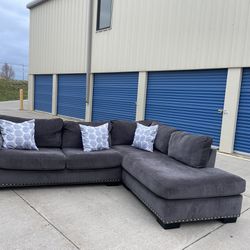 DELIVERY AVAILABLE 🚚🚛🚚 Beautiful 2 Piece Gray Sectional!!