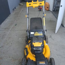 DeWalt 2x20 Cordless Lawn Mower With Bag