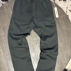 ESSENTIALS BLACK SWEATS