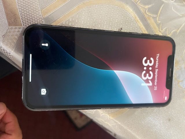 iPhone Xr 64gb Unlocked. Back Has A Small Crack Fully Functional