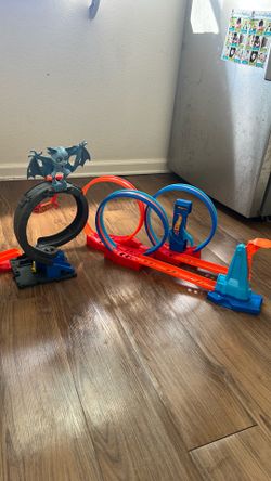 2 Fun Hot Wheel Sets - Triple Loop & Bat