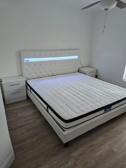 Cama LED con Colchón Y 2 mesas de noche