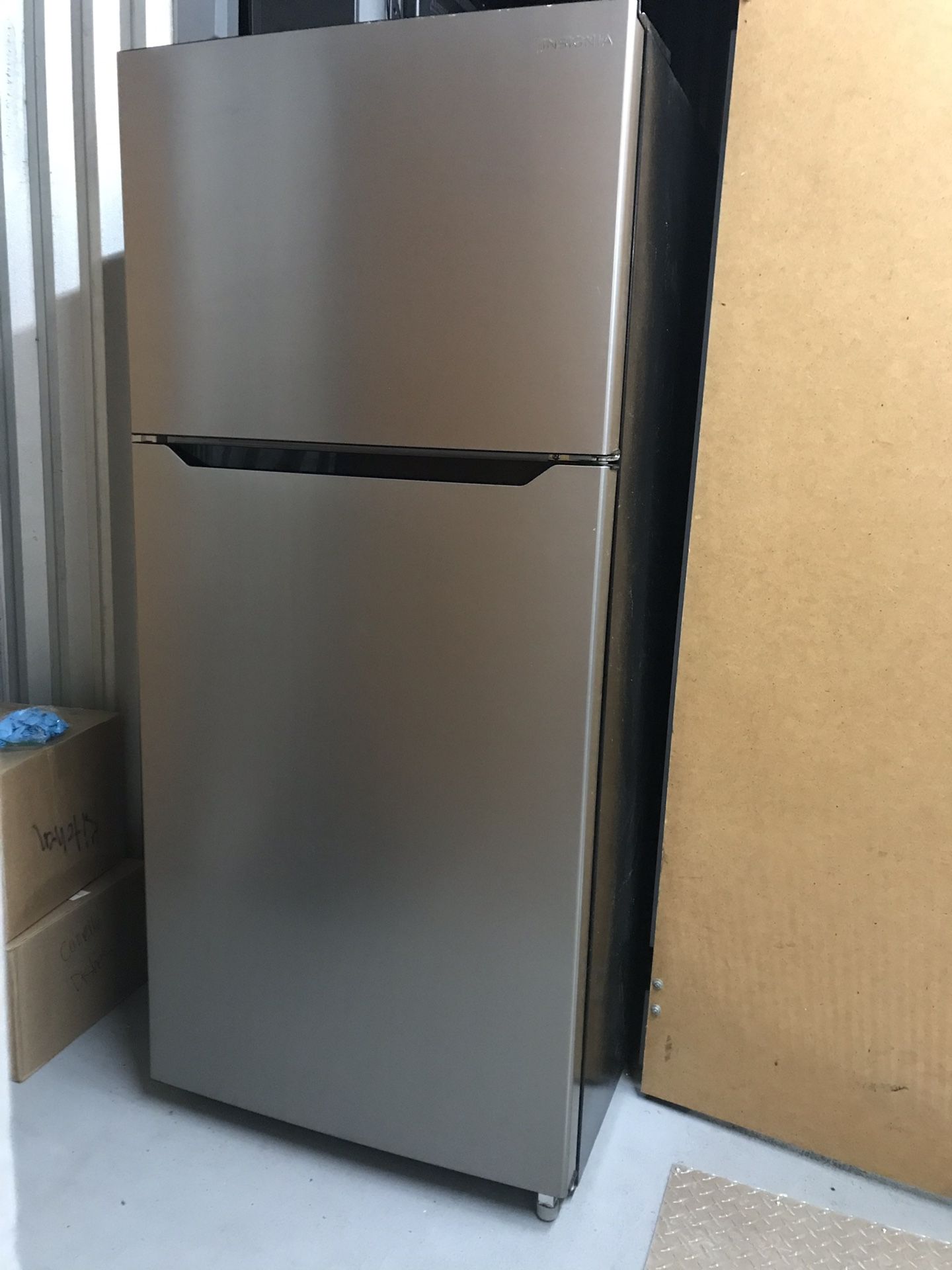 Insignia 18 cu. ft. Top-freezer refrigerator-stainless steel