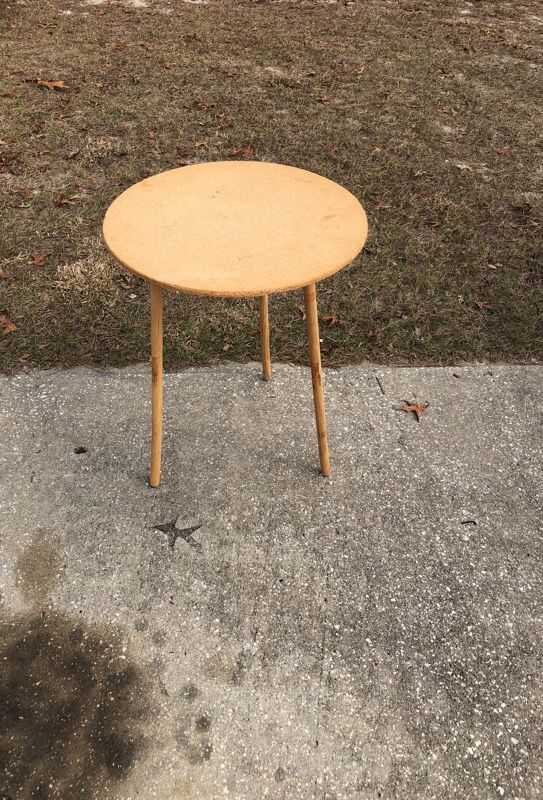 19 1/2 round wood table
