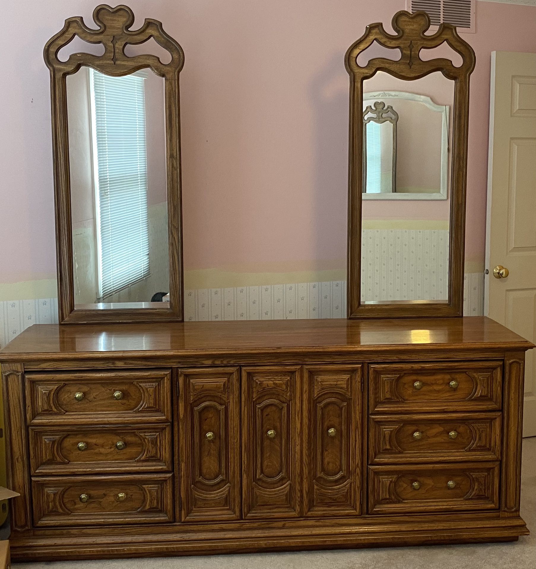 Good Quality Dresser With Mirrors, Lots Of Drawer Space! Matching Nightstand. 