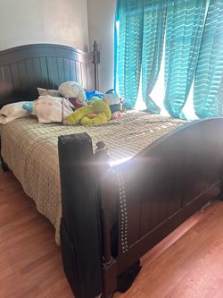 Bed and dresser set of 4