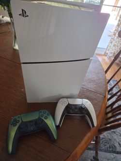 PS5 slim 1TB w 2 controllers
