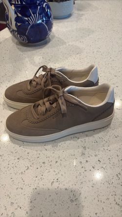 Women’s tennis shoes