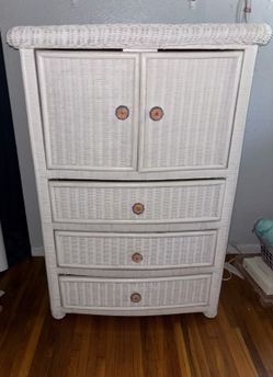 Wicker dresser and mirror set