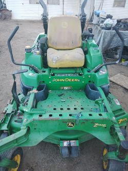 Vendo Este Tractor John Deare Esta Entero Lo Vendo Pa Partes No Se K Es Lo K Tiene No Jala  Lo Agarre  En Una Casa K Limpiamos  Ayi Lo Dejaron 