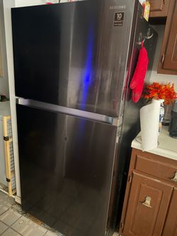 Samsung RT21M6213SG - Great Cosmetics / Good Parts / Has Freon Leak. Must haul away.