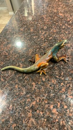 Beautiful 8 inch porcelain lizard great for collectors