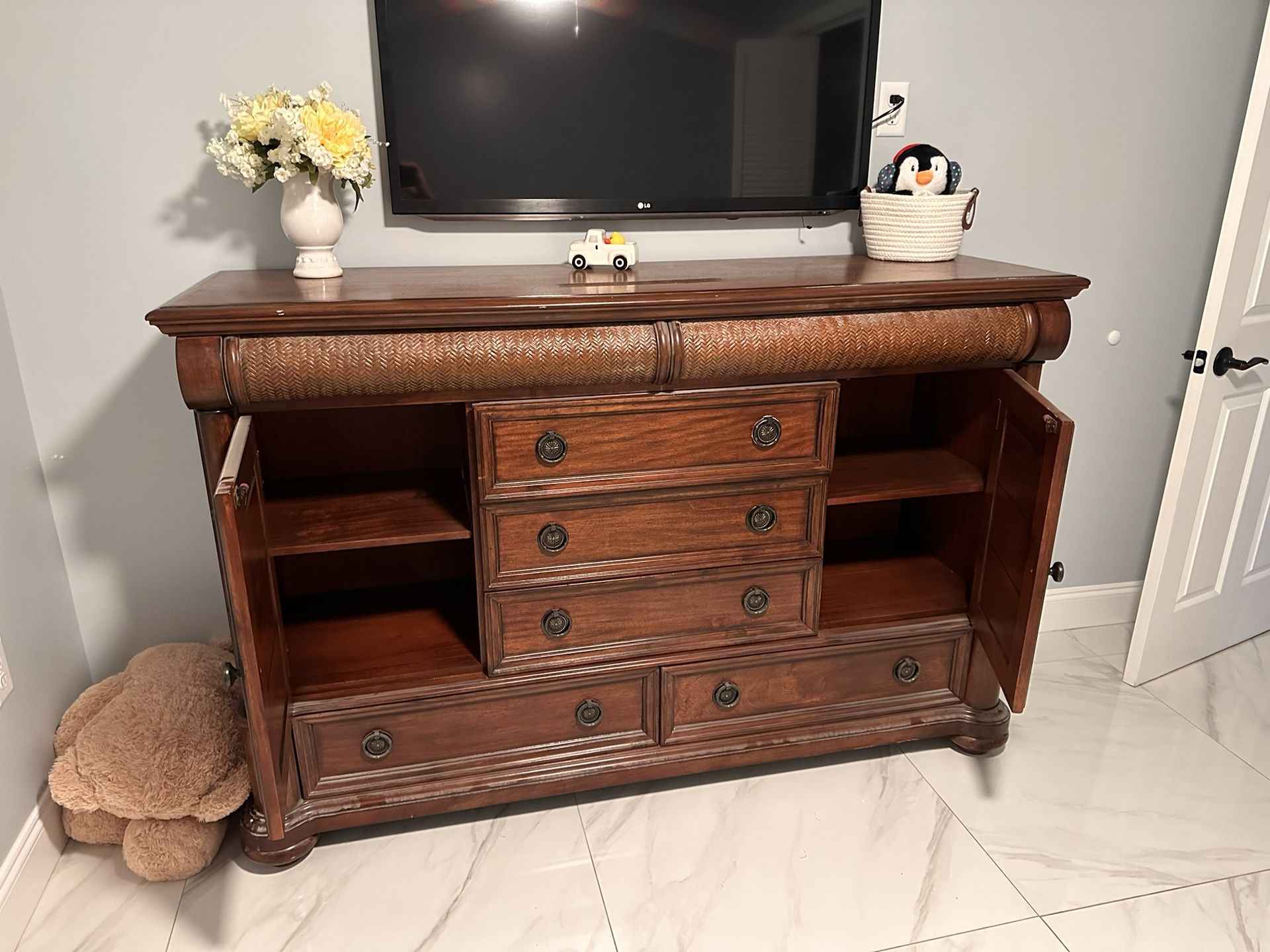cindy crawford key west tobacco furniture 50% OFF THIS WEEK!! 5/8!!! Cindy Crawford Home Key West Tobacco Dressers  And Mirror for Sale in Spring Hill, FL