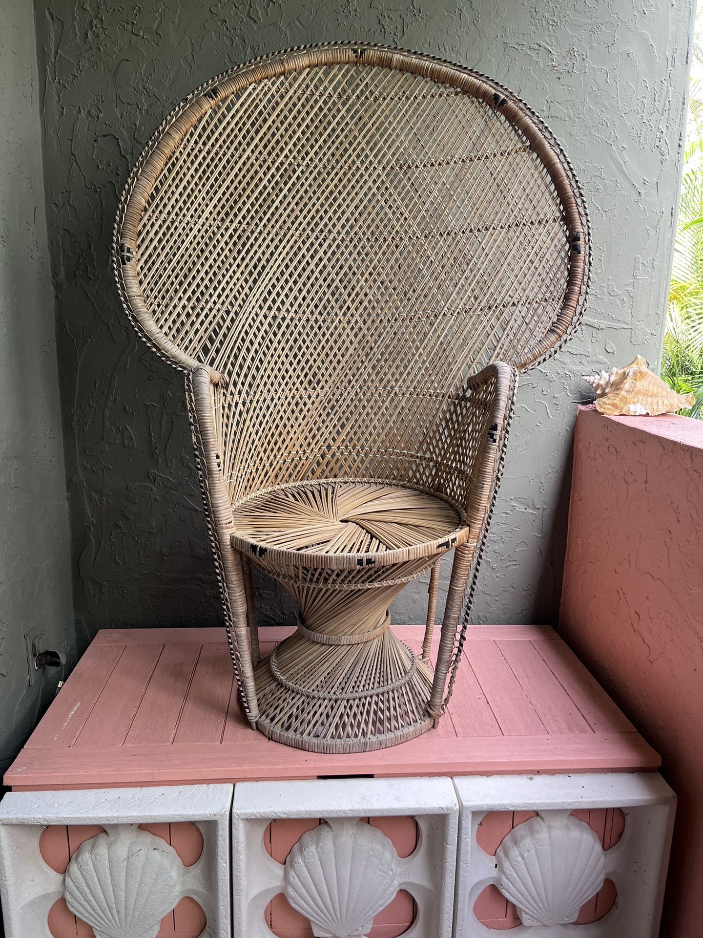 Vintage boho Chic Beige And Black Wicker rattan Peacock Chair