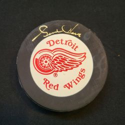 Gordie Howe signed puck