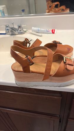 A.N.A. Platform sandals