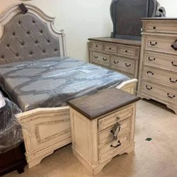 Realyn Chipped White Panel Bedroom Set