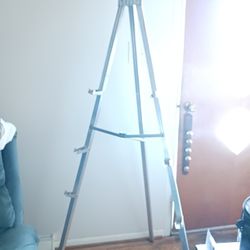 Aluminum easel