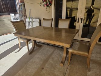 Mesa con 6 sillas madera pesada más una extension para la mesa