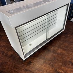 Retail display in whige with light slat wall 