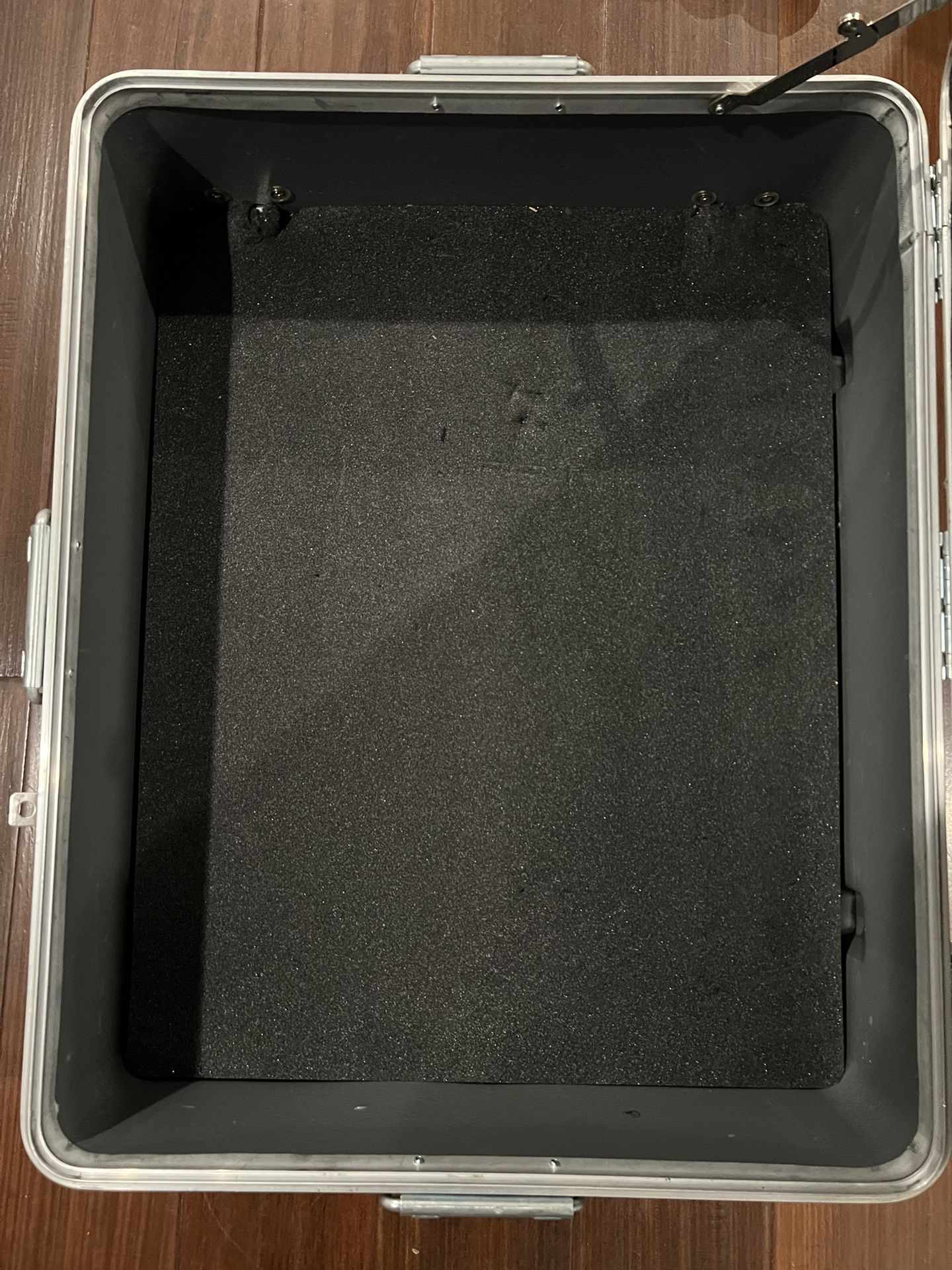 Thermodyne Rugged Suitcase With Wheels