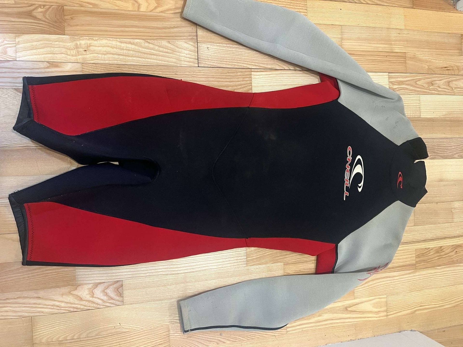 O'Neill black and red wetsuit #surfing #wetsuit