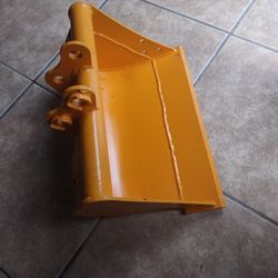 18" Bucket For Your Workings Tractor 