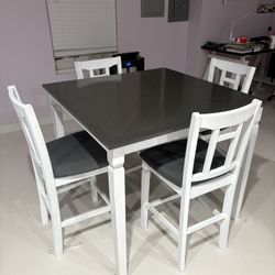 Dining Room Table With Chairs In Great Condition