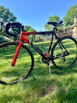 GMC Denali road bike, road series, lightweight alloy tubing, 28” road tires, cellphone holder, great condition
