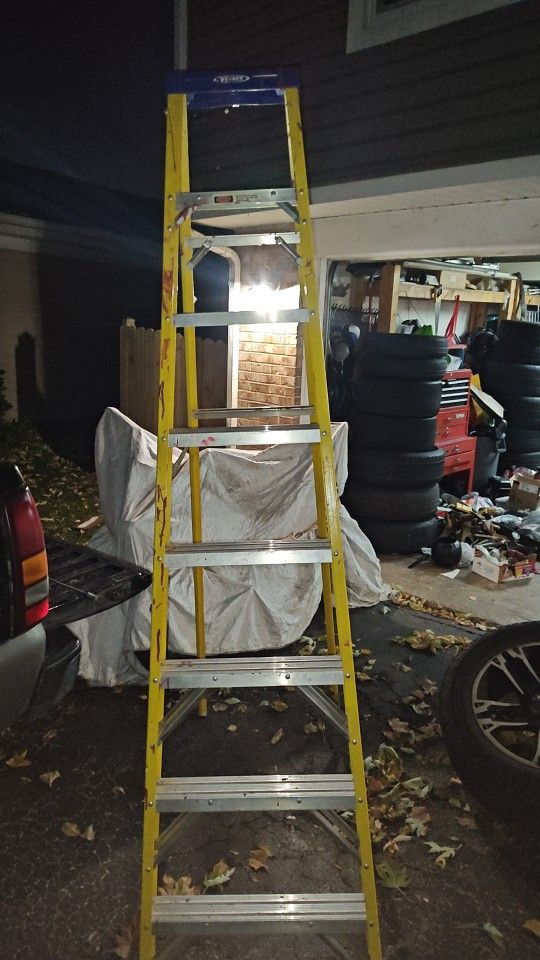 8 FT WERNER FS108 NON CONDUCTIVE FIBERGLASS A-FRAME FIXED LADDER