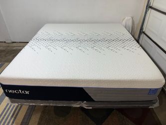 Like New! Nectar Luxe King Hybrid Mattress- Delivery Available