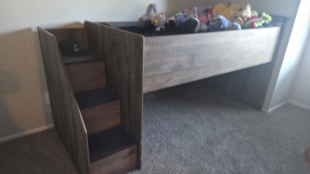 TWIN BED WITH LOWER LOUNGE