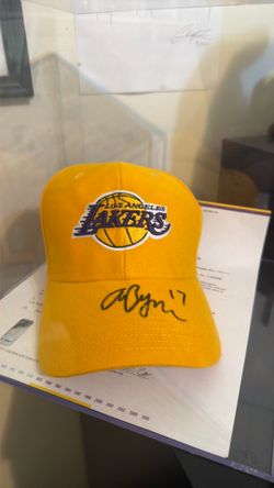 Andrew Bynum Signed Hat in Acrylic Case