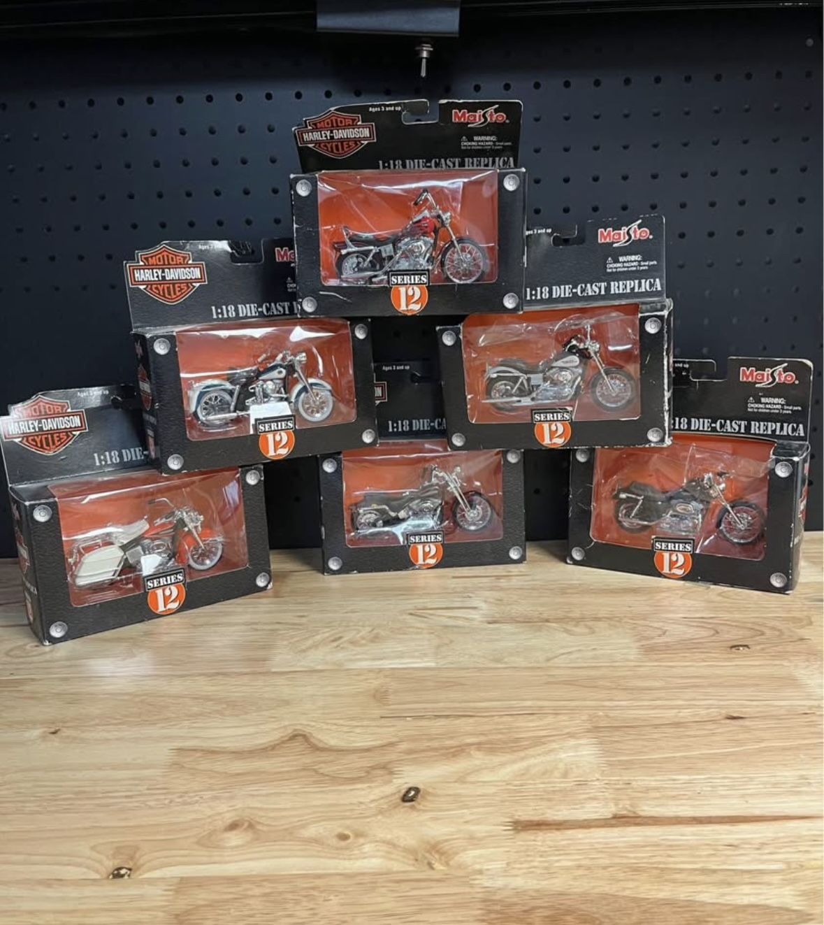 6 Harley-Davidson 1:18 Series 12 die-cast Motorcycles