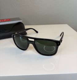 Men’s Excellent Condition Black RayBans Green Lenses