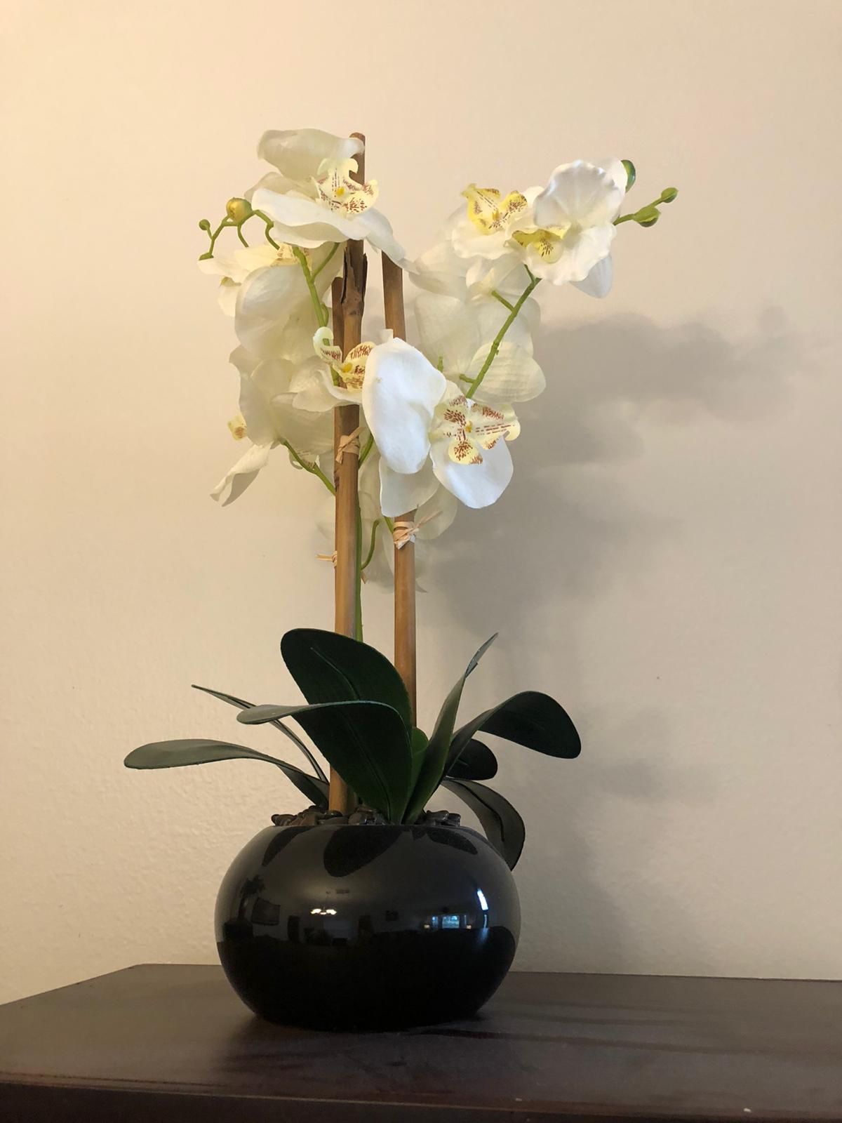 Decorative vase w / flower
