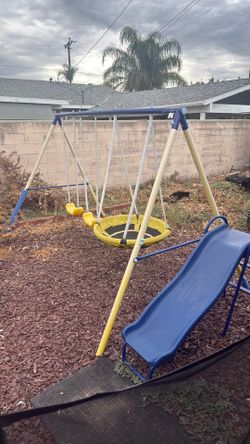 Kids swing set *FREE*
