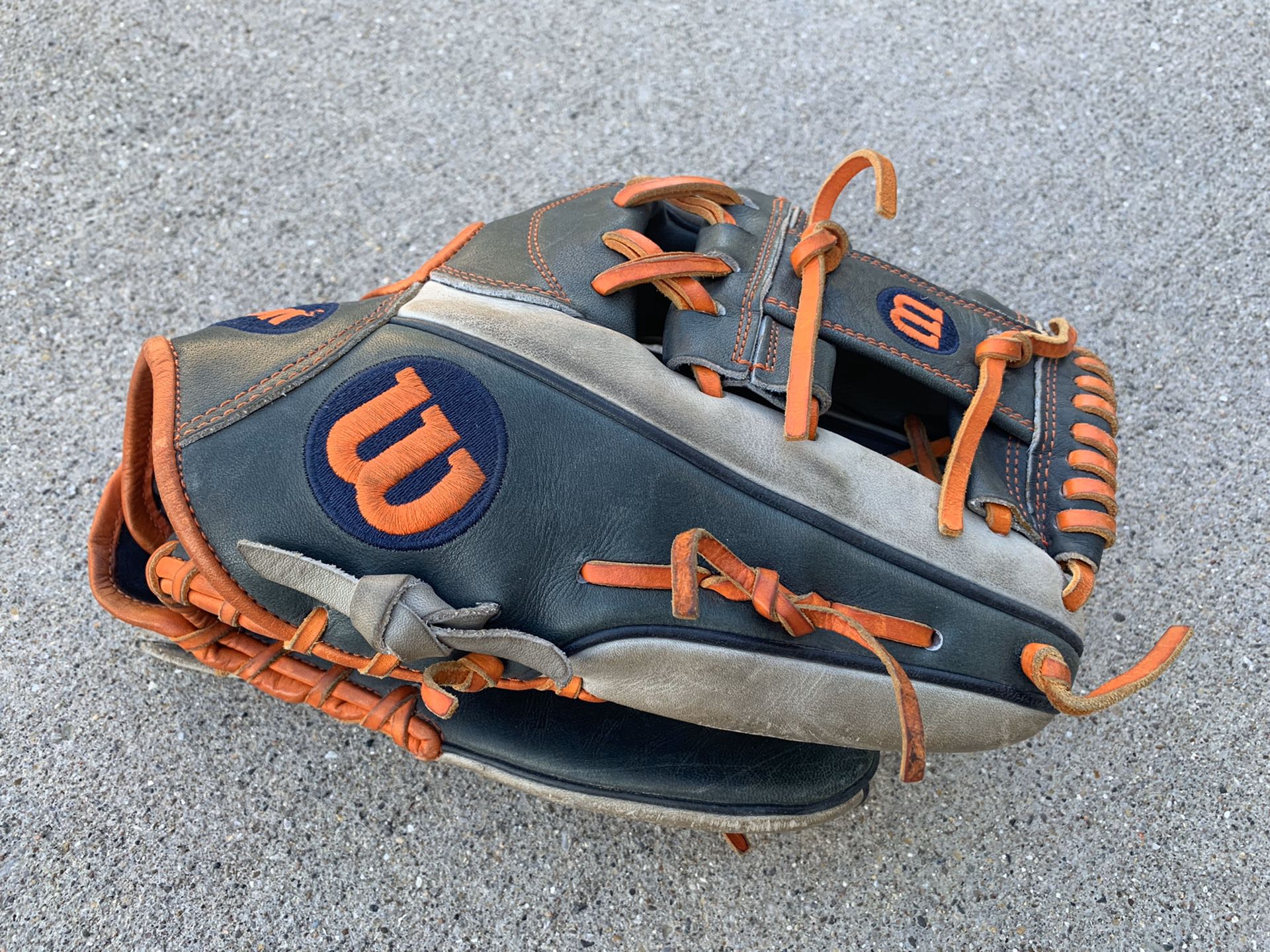 Wilson A2000 Baseball Softball Glove