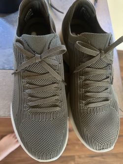 Tennis shoes