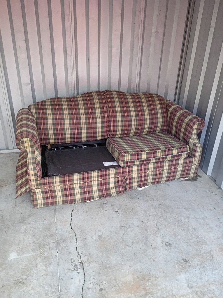 Pullout Couch Missing 1 Cushion