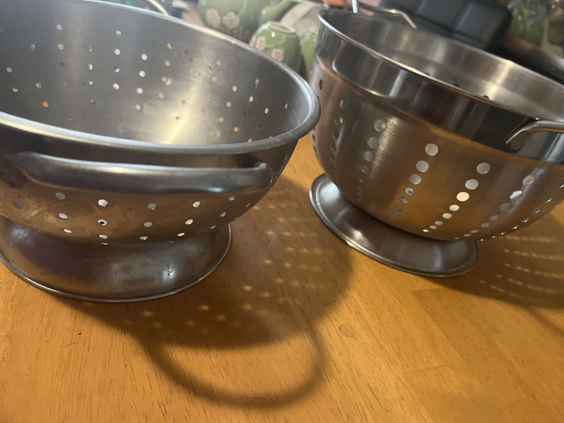 2 Metal Colanders