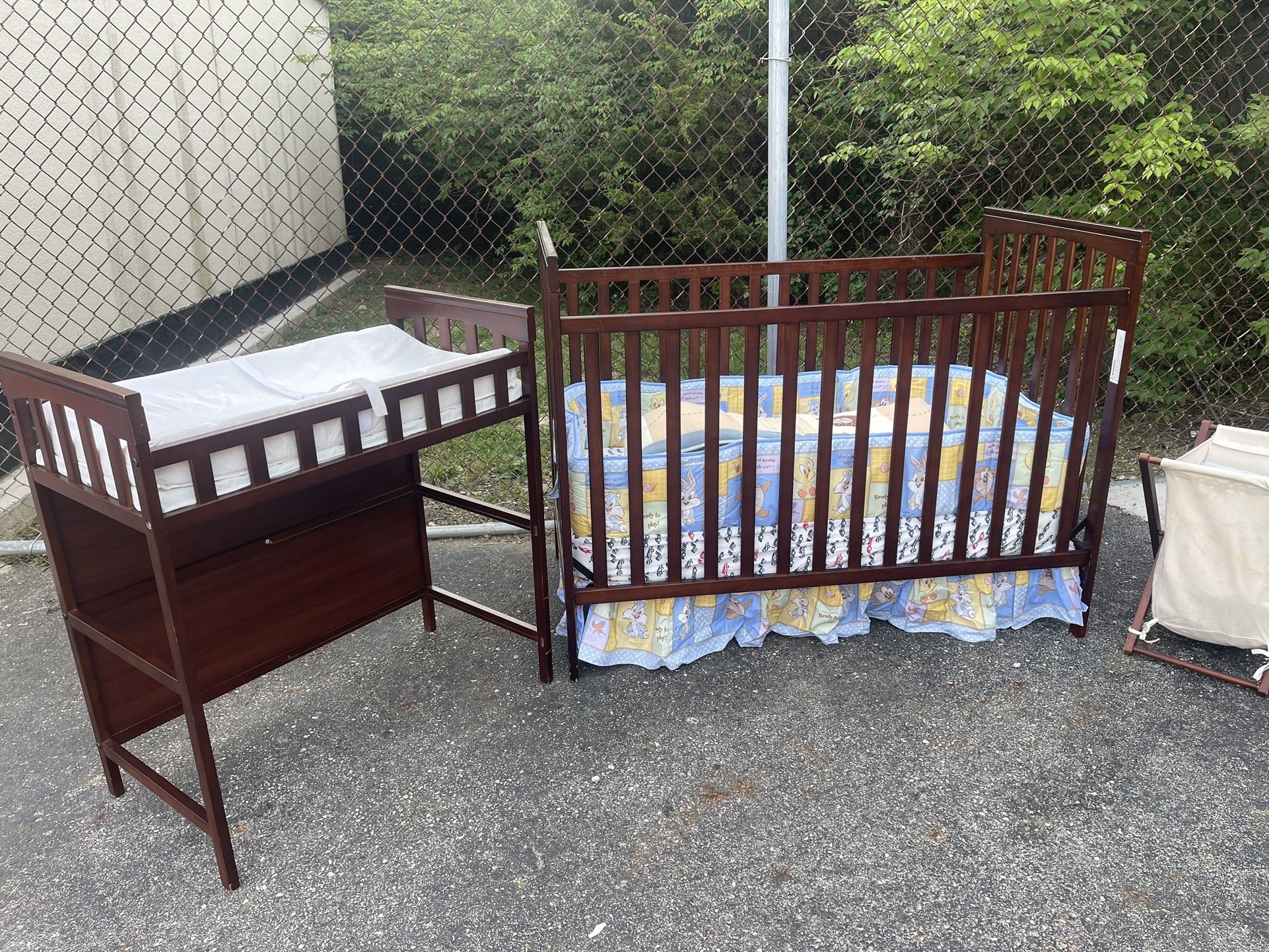 Baby Crib With Mattress And Changing Table With Pad
