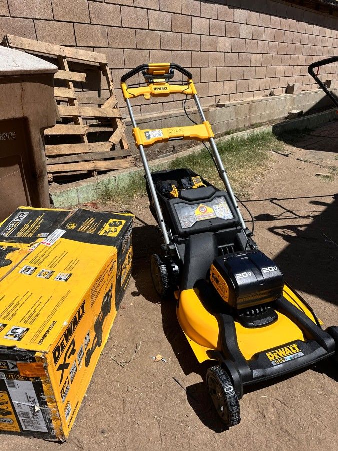 DEWALT
2x20V MAX 21 in. Cordless Battery Powered Self Propelled Lawn Mower Kit with (2) 10 Ah Batteries and Chargers
