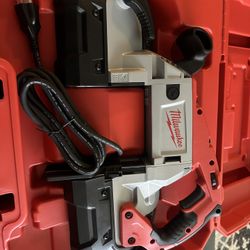 200$$Milwaukee Saw / 2extra Blades