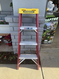 Werner FS204P2025 4-ft ( 8-ft Reach Height) Fiberglass Type 2 - 225 los. Load Capacity Step ladder