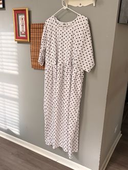 Women’s 5XL Maxi Dress in a White with Black Polka Dots in Mint Condition
