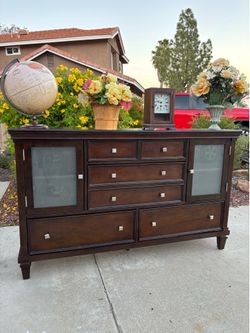Solid Wood Dresser Chest of Drawers Furniture Great Condition