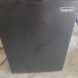 2.6 CU FT Magic Chef  Mini Fridge 