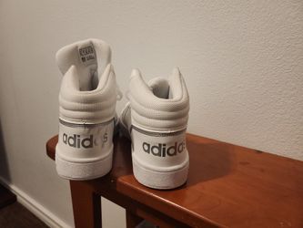 Tennis shoes