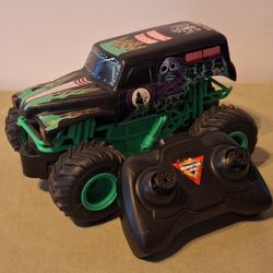 Monster Jam, Official Grave Digger Remote Control Monster Truck, 1: 24 Scale, 2.4 Ghz-Works Great!